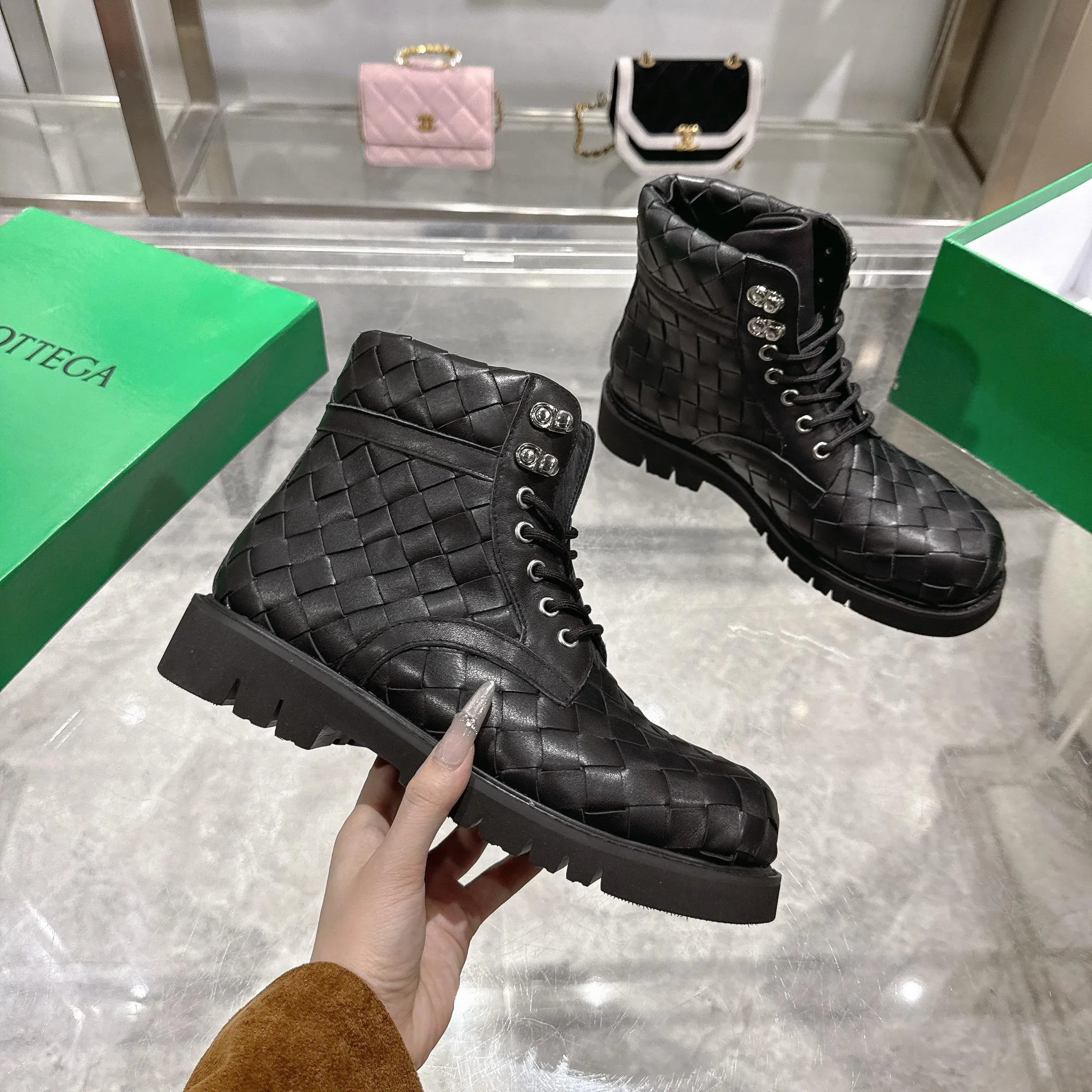 [BV] Top P:980💰Size for couples: Female 35-39 Male 39--44 (Female 40. Male 38.45.46.47 customization is not returnable) [Note‼ ️] Add 💰 to size 46, add 💰 to size 47. Bottega Veneta's 2026 spring counter synchronized couple style Bottega Veneta round toe braided strappy boots! Grained cowhide woven! Solid color Niuli! Leather outsole! [Rose][Rose]! Purely hand-woven and operated, the original board is reproduced one-to-one! quality assurance!